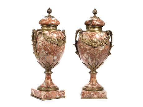 Paar Zierdeckelvasen im Louis XVI-Stil